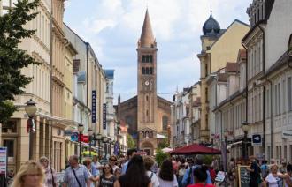 Brandenburger Straße mit der Kirche St.Peter und Paul