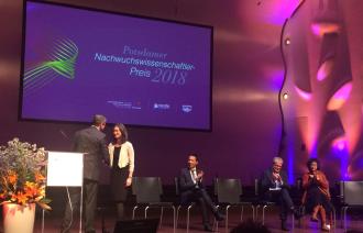 Oberbürgermeister Mike Schubert überreichte den Nachwuchswissenschaftlerpreis 2018 an Dr. Lena Hochrhein.