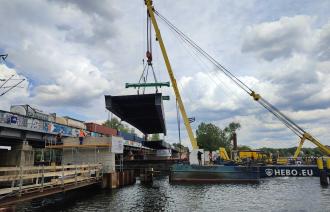 Einbau der Stahlüberbau-Teile für die Rad- und Fußwegbrücke über den Großen Zernsee. Foto: Landeshauptstadt Potsdam/ Robert Schnabel