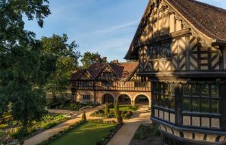 Das Bild zeigt Schloss Cecilienhof im Neuen Garten in Potsdam.