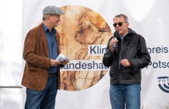 Moderator Attila Weidemann im Gespräch mit Bürgermeister Burghard Exner (Foto: Stefan Gloede)