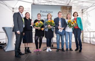 Klimapreisträger 2019, (v.l.n.r.) OBM Schubert, K. Kaiser und K. Skurcz von "kathi&käthe", K. Zwirn und Ch. Knoch für die Baugemeinschaft Dieselstraße, Wildpflanzenxpertin A. Buzin und S. Eltrop, SWP (Foto: Kniestphotography)