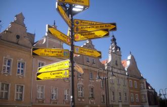 Stele in Opole mit den Partnerstädten (© Stadt Opole)