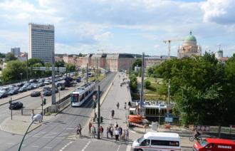 Blick auf Potsdam und Fußgänger, Autos, Bus&Bahn, Schiffsverkehr