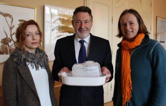 Solveig Schirmer, Jann Jakobs und Geertje Jacob mit Eisskulptur