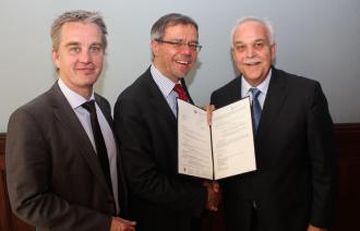 Stefan Frerichs, Burkhard Exner und Friedrich W. Winskowski bei der Übergabe