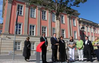 Feierlicher Akt für die Tafel an der Bittschriftenlinde am Landtag. Foto: Landeshauptstadt Potsdam/Stefan Schulz