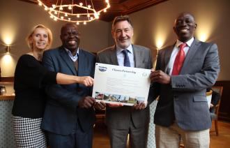 Cordine Lippert, Mzee Khamis Juma, Jann Jakobs und Aboud Hassan Serenge im Rathaus