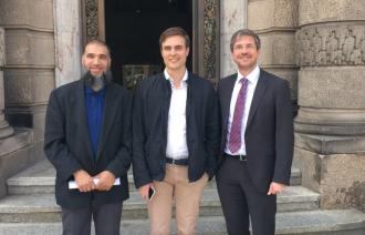 Kamal Abdallah, Constantin Schreiber und Mike Schubert vor dem Rathaus