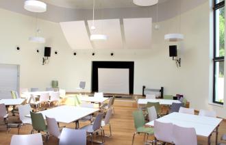 Im Neubaubereich des Humboldt-Gymnasiums befindet sich ein moderner Multifunktionsraum