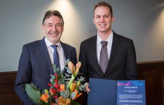 Bekam im vergangenen Jahr den Preis: Dr. Felix Bröcker, mit Oberbürgermeister Jann Jakobs.