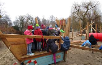 Spielplatz auf der Freundschaftsinsel bekommt neues Holzschiff   
