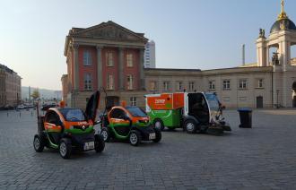 Zwei elektromobile Renault „Twizy“ und ein Kehrfahrzeug der STEP