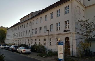 Das Gesundheitsamt Potsdam hat seinen neuen Sitz in dem dreistöckigen Haus P auf dem Campus des Klinikums Ernst-von-Bergmann
