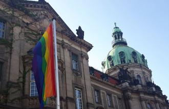 Buntes Potsdam: Die Regenbogenflagge vor dem Rathaus.