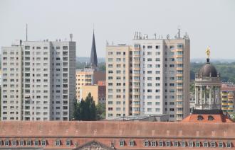 Das Foto zeigt historische Gebäude und Hochhäuser in der Potsdamer Innenstadt