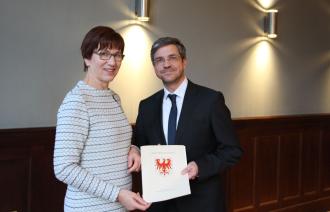 Übergabe der Fördermittelbescheide durch Bauministerin Kathrin Schneider an Oberbürgermeister Mike Schubert im Blauen Salon des Potsdamer Rathauses.