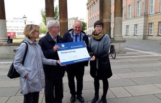 Baubeigeordneter Bernd Rubelt und Nadine Smukal von der Deutschen Stiftung Denkmalschutz, sowie die Stifter Jörg und Elisabeth Schacher bei den Ringerkolonaden (Foto: Juliane Güldner)