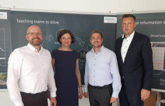 Über das Projekt „Autonomous Tram“ informierten sich Brandenburgs Digitalkoordinator, Staatssekretär Thomas Kralinski, Geschäftsführerin der Stadtwerke Potsdam GmbH und Energie und Wasser Potsdam GmbH, Sophia Eltrop, Oberbürgermeister Mike Schubert und ViP-Geschäftsführer Monty Balisch.