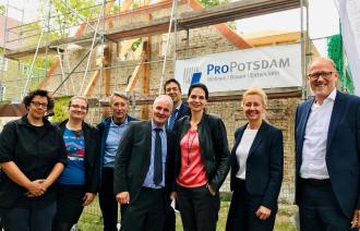 Auf dem Bild zu sehen v.l.n.r. sind Julia Schultheiss und Katharina Tietz vom Verein Interlog e.V., der Vorsitzende der Stadtverordnetenversammlung Pete Heuer, Potsdams Beigeordneter für Stadtentwicklung, Bauen, Wirtschaft und Umwelt Bernd Rubelt, ProPotsdam-Geschäftsführer Jörn-Michael Westphal, Staatssekretärin Ines Jesse, Gewoba-Geschäftsführerin Kerstin Kirsch und ProPotsdam-Geschäftsführer Bernd Nicke.