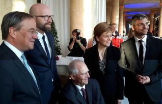 Armin Laschet, Moritz van Dülmen, Wolfgang Schäuble, Nicola Sturgeon und Mike Schubert beim M100 Media Award
