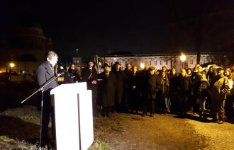 Oberbürgermeister Mike Schubert spricht im Gedenken an die Pogromnacht vor 81 Jahren. Foto: Landeshauptstadt Potsdam, Christine Homann