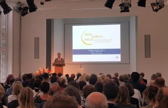 Oberbürgermeister Mike Schubert bei der Vergabe des Max-Dortu-Preises im Potsdam Museum 2019.
