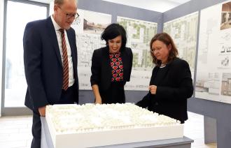 Bert Nicke, Noosha Aubel und Sandra Jacob vor dem Modell