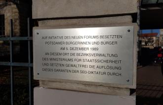 Die Gedenktafel erinnert an die Ereignisse vom 5. Dezember 1989.