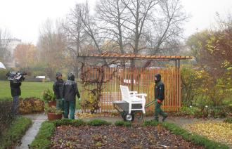 Zum Jahresende ziehen die weißen Bänke auf der Freundschaftsinsel in ihr Winterquartier.