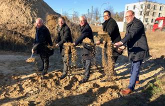 Bernd Rubelt, Beigeordneter für Stadtentwicklung, Bauen, Wirtschaft und Umwelt, Oberbürgermeister Mike Schubert, Guido Beermann, Minister für Infrastruktur und Landesplanung des Landes Brandenburg sowie Jörn-Michael Westphal und Bert Nicke, Geschäftsführer der ProPotsdam GmbH (v.l.) beim Spatenstich.