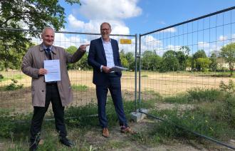 Bernd Rubelt und Bert Nicke informieren über den Fortschritt der Erschließungsarbeiten in der Heinrich-Mann-Allee