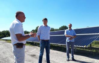 Rainer Greifenhagen (EWP), Lars Schmäh und Christian Rohrbacher bei der Vorstellung des klimaberichts an der neuen Solarthermieanlage auf dem Gelände des ehemaligen Heizwerkes