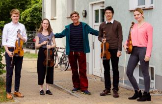 Annabell Schumacher, Judy Stockhausen, Robin Xu und Till Funk mit Guido Hammesfahr (Mitte).