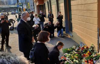 Dietmar Woidtke, Ursula Nonnemacher und Mike Schubert legten Blumen vor dem Thusnelda-von-Saldern-Haus in Potsdam-Babelsberg ab.