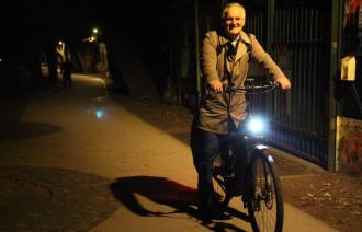 Der Bau- und Umweltbeigeordnete Bernd Rubelt testet den Radweg mit der neuen Beleuchtungstechnik.