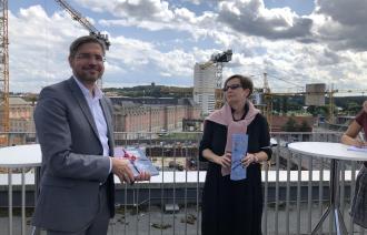Oberbürgermeister Mike Schubert und die Geschäftsführerin des Sanierungsträgers Potsdam, Sigrun Rabbe, stellen den aktuellen Entwicklungsstand in der Potsdamer Mitte vor.