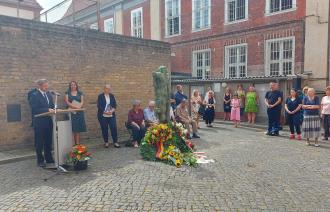 Oberbürgermeister Mike Schubert hält auf der zentralen Gedenkveranstaltung in der Gedenkstätte Lindenstraße zu 60 Jahren Mauerbau ein Grußwort