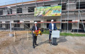 Mike Schubert und Bert Nicke bei Kita-Richtfest.
