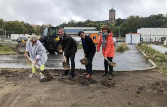 Spatenstich für attraktiven neuen Stadtplatz am Brauhausberg mit (v.l.n.r.) Ramona Löser-Fimmel, Stadtwerke-Projektmanagerin, Oberbürgermeister Mike Schubert, Paola Malavassi, Direktorin des Minsk, und Ute Sello, Geschäftsführerin der Bäderlandschaft Potsdam GmbH.