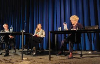 Oberbürgermeister Mike Schubert bei der Podiumsdiskussion zur Lesung „Europa versagt“ mit Dr. Malisa Zobel und der Autorin Prof. Gesine Schwan.