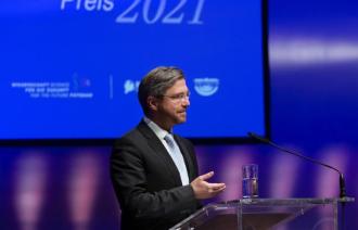 Oberbürgermeister Mike Schubert verleiht auf dem Einsteintag 2021 den 15. Potsdamer Nachwuchswissenschafts-Preis an Dr. Jan Nitzbon