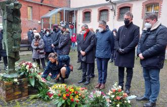 Bürgermeister Burkhard Exner und Vertreter*innen aus Verwaltung und Politik auf der Veranstaltung in der Gedenkstätte Lindenstraße.