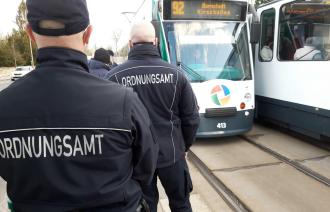 Am Kontrolltag überprüften die Kolleg*innen des Ordnungsamtes die Einhaltung der Maskenpflicht und der 3G-Regeln in Bussen und Bahnen.