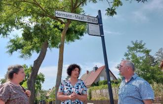 Brigitte Meier präsentierte das neue Zusatz-Straßenschild für Hermann Maaß gemeinsam mit Dr. Uwe Klett von der Geschichtswerkstatt Rotes Nowawes.