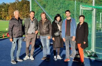 Die Sportbeigeordnete Noosha Aubel (3.v.r.) nahm an der Wiedereröffnung des Sportplatzes Kirchsteigfeld teil