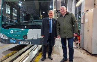  Ab Ende 2023 sollen die ersten Elektrobusse in Potsdam fahren und die Dieselbusse ersetzen. Bernd Rubelt und Uwe Loeschmann bei der Vorstellung