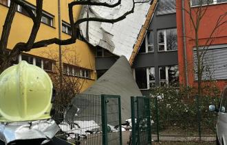 Das Dach der Neuen Grundschule in der Flotowstraße wurde beschädigt
