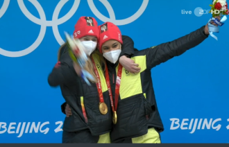 Deborah Levi (rechts), die Anschieberin von Goldpilotin Laura Nolte raste mit dem Zweierbob zu Bahnrekord und Goldmedaille