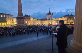 Oberbügermeister Mike Schubert hält eine Rede auf der Friedensdemo auf dem Alten Markt.